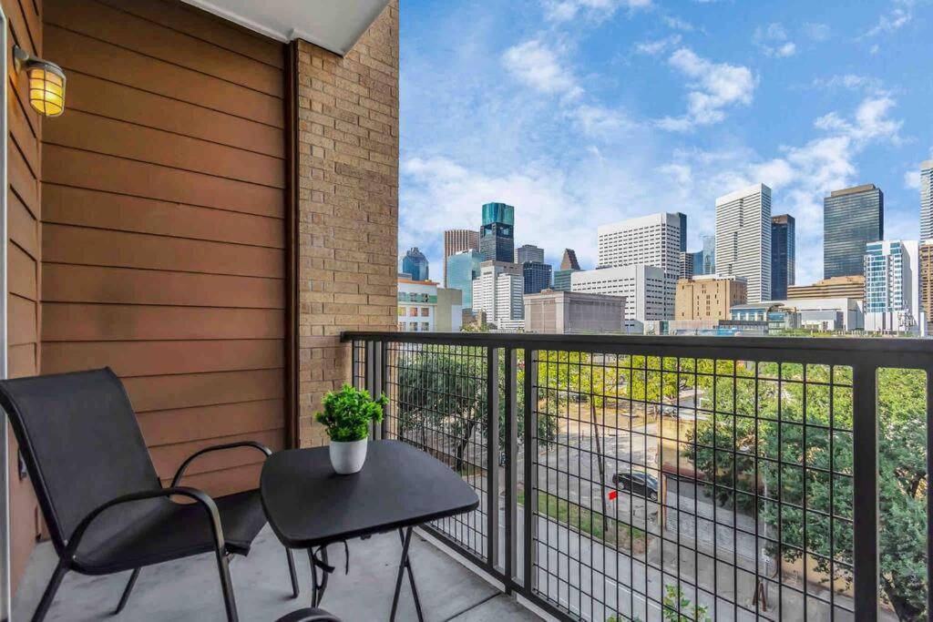 Htown Downtown Oasis Apartment Houston Bagian luar foto